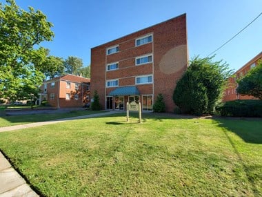 3261 Warrensville Center Rd. 2 Beds Apartment for Rent Photo Gallery 1